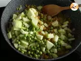 Risotto mit Nudeln, Erbsen, Zucchini, Knoblauch und Kräuterkäse - Zubereitung Schritt 4