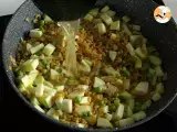 Risotto mit Nudeln, Erbsen, Zucchini, Knoblauch und Kräuterkäse - Zubereitung Schritt 5