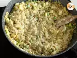Risotto mit Nudeln, Erbsen, Zucchini, Knoblauch und Kräuterkäse - Zubereitung Schritt 7