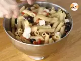 Salat aus Nudeln, Tomaten, Feta und Oliven - Zubereitung Schritt 3