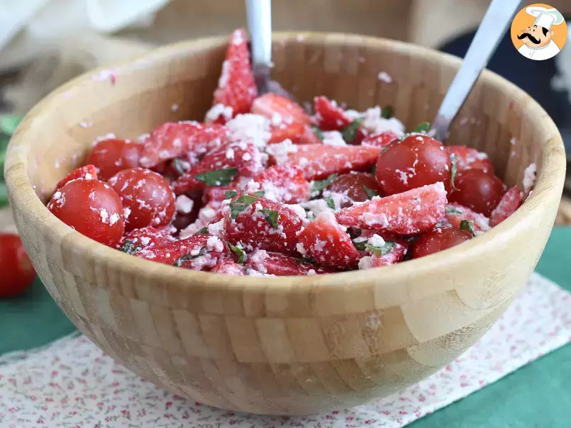 Basilikumsalat mit Erdbeeren, Tomaten und Feta - foto 2