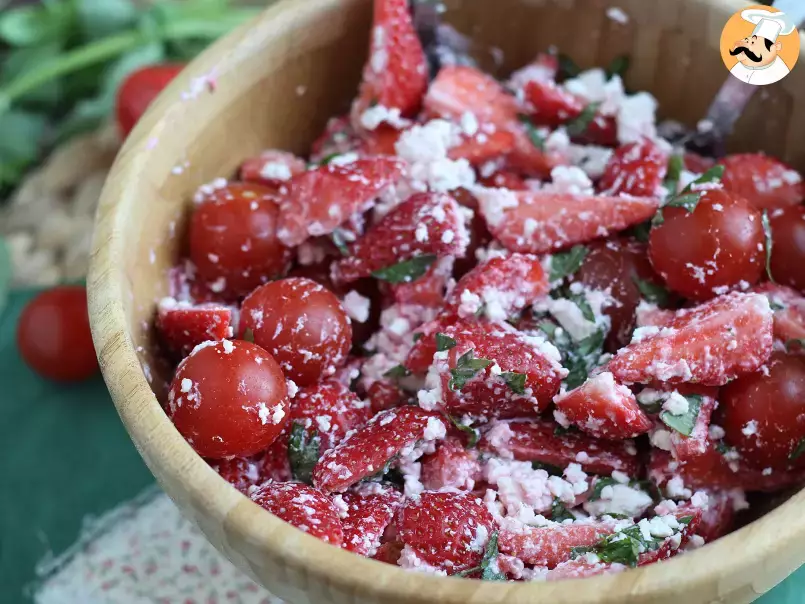 Basilikumsalat mit Erdbeeren, Tomaten und Feta - foto 3