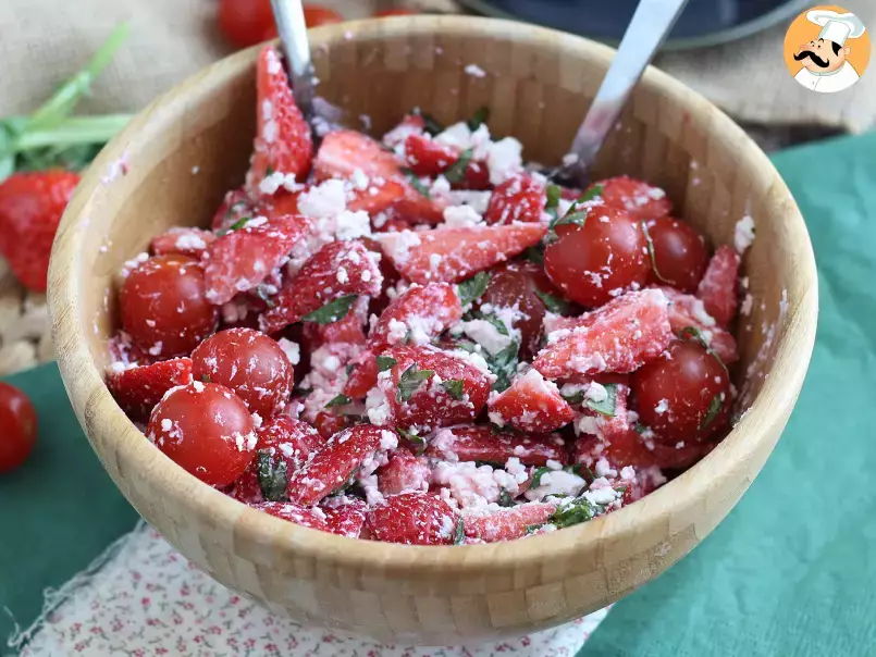 Basilikumsalat mit Erdbeeren, Tomaten und Feta - foto 4