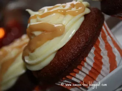 Caramel-Vanille-Cupcakes mit Weißer-Schokolade-Frischkäsecreme und Karamell-Topping