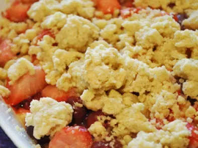Erdbeer-Kirsch-Crumble mit Quark