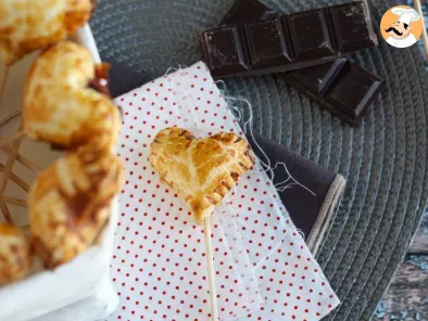 Extra knusprige Blätterteig-Herzen-Pie-Pops mit Himbeere und Schokolade - foto 2