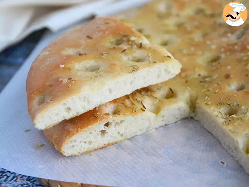 Focaccia, italienisches Brot mit Rosmarin - foto 4