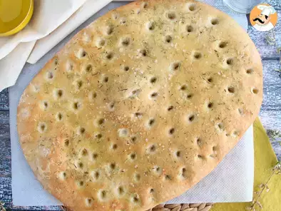 Focaccia, italienisches Brot mit Rosmarin - foto 3