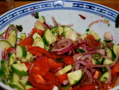 Gebackene Tintenfischringe mit Schmand-Knoblauchsauce und orientalischem Salat - foto 2