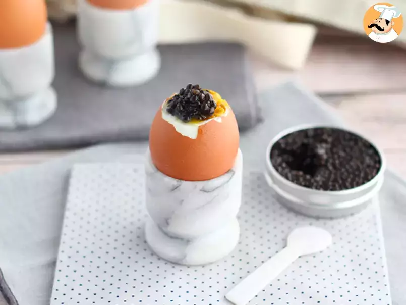 Gekochte Eier mit Kaviar