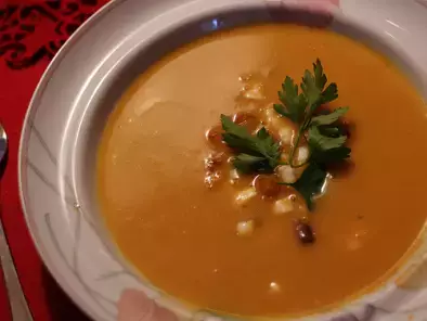 Karottensuppe mit erdäpfelwürfeln & mozzarella