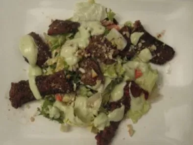 Rinderfiletscheiben auf Salat mit Avocadodressing