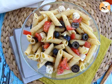 Salat aus Nudeln, Tomaten, Feta und Oliven - foto 3
