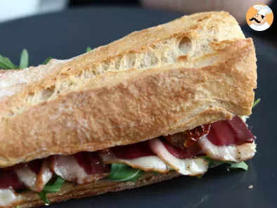 Sandwich mit geräucherter Entenbrust, getrockneten Tomaten, Rucola und Balsamico - foto 2
