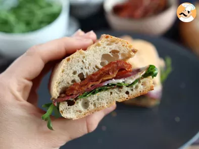 Sandwich mit geräucherter Entenbrust, getrockneten Tomaten, Rucola und Balsamico - foto 4