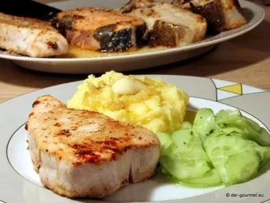 Steakplatte vom Fisch mit Knoblauch Kartoffelpüree