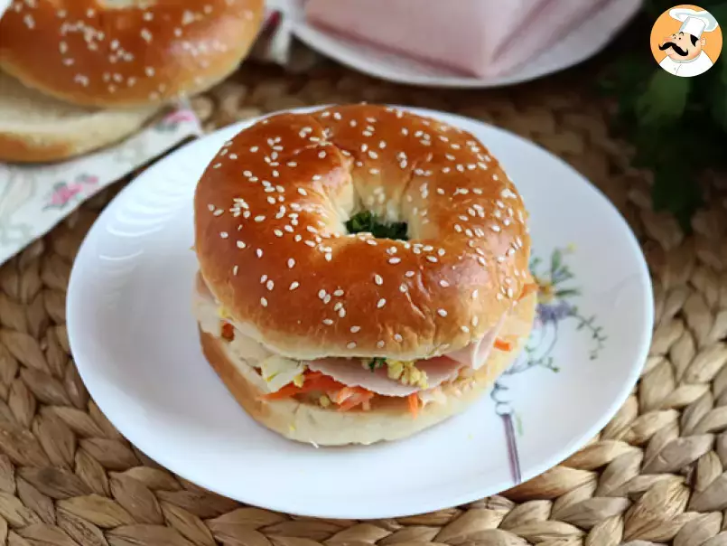 Truthahn-Bagel-Sandwich mit Krautsalat und hartgekochtem Ei - foto 2