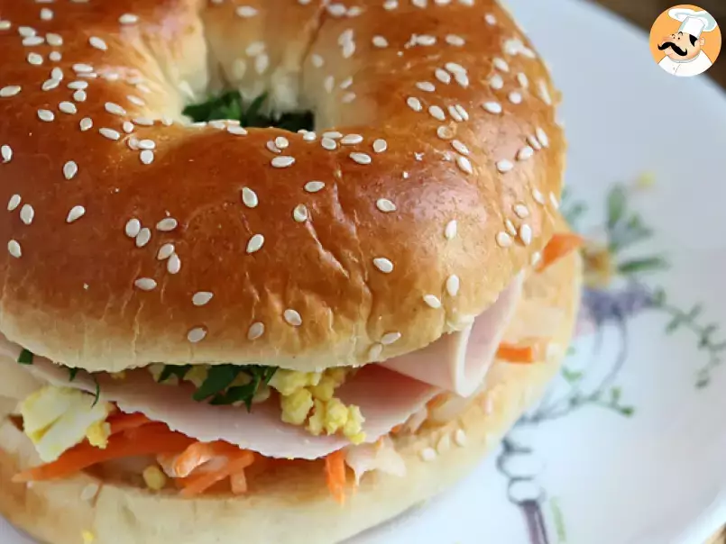 Truthahn-Bagel-Sandwich mit Krautsalat und hartgekochtem Ei - foto 3