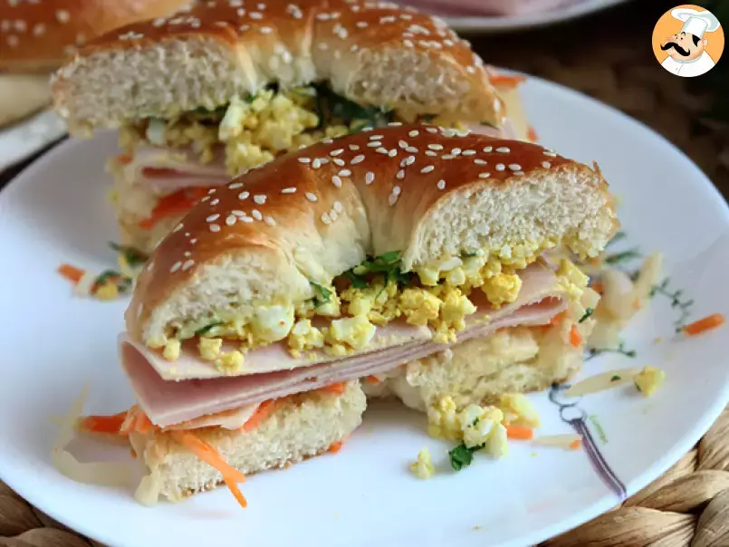 Truthahn-Bagel-Sandwich mit Krautsalat und hartgekochtem Ei - foto 4