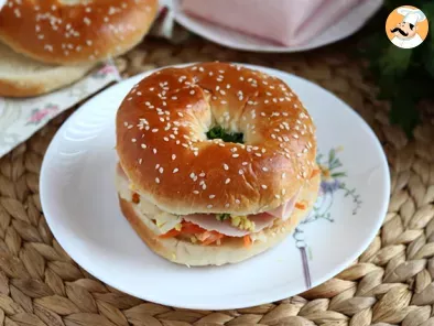 Truthahn-Bagel-Sandwich mit Krautsalat und hartgekochtem Ei - foto 2