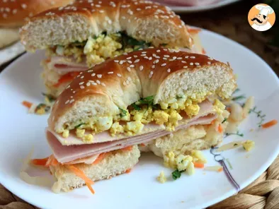 Truthahn-Bagel-Sandwich mit Krautsalat und hartgekochtem Ei - foto 4