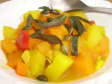 Vegetarisch: Kürbis-Kartoffeltopf mit Kürbiskernen und frittierten Salbeiblättern