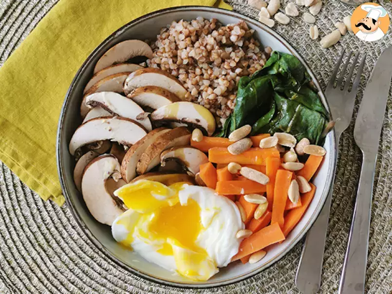 Vegetarische Buddha-Bowl mit Buchweizen, Gemüse und pochiertem Ei