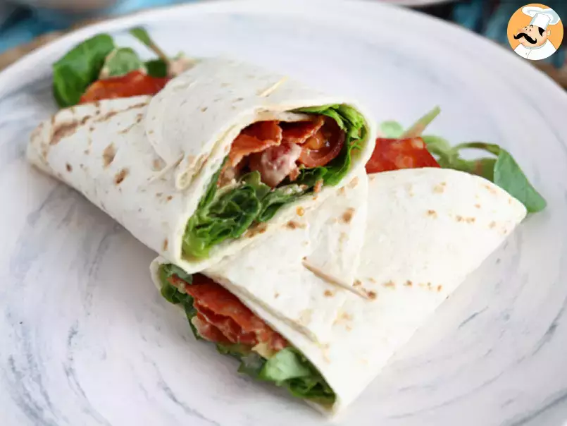 Wrap-Sandwich mit Chorizo, Avocado und Tomaten