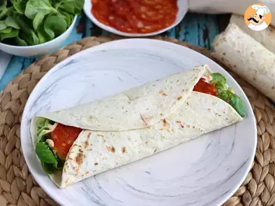 Wrap-Sandwich mit Chorizo, Avocado und Tomaten - foto 2