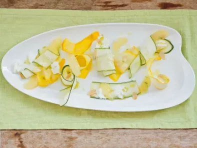 Zucchini-Zitronen-Salat mit Mozzarella, Mandeln und Kardamom - foto 2