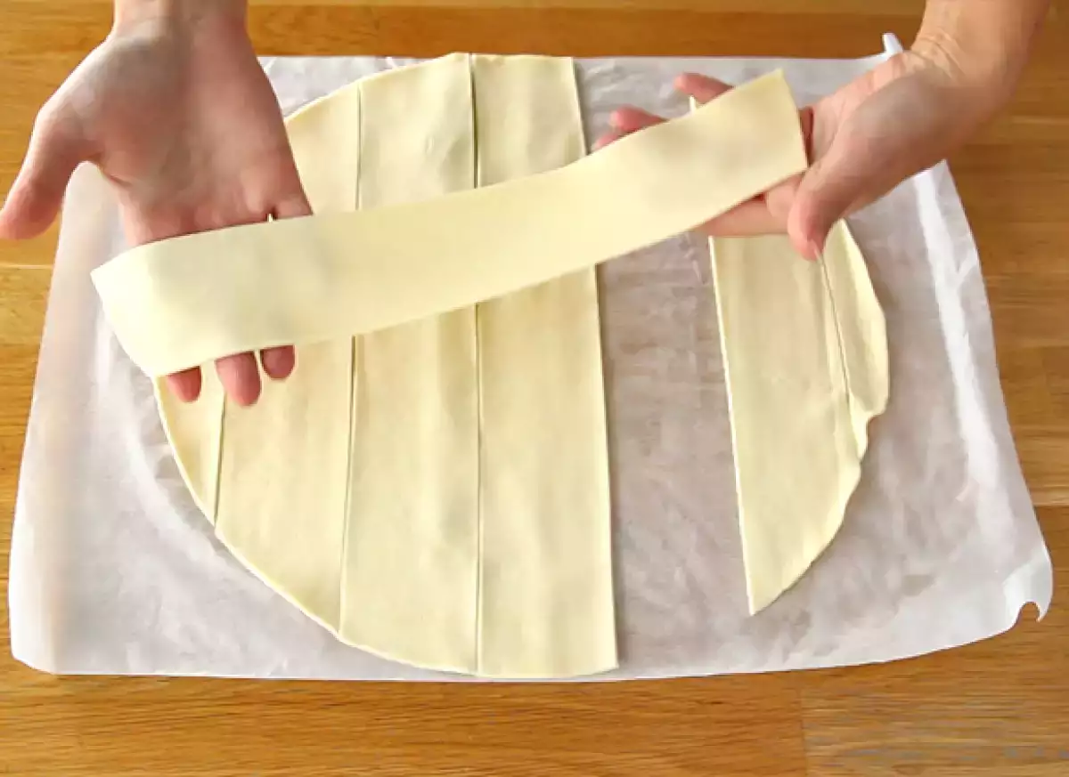 Schritt 2: Blätterteigstreifen und Marmeladenschicht