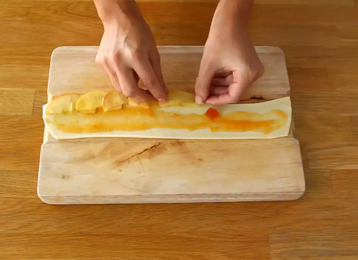 Schritt 3: Legen Sie die Äpfel überlappend in eine Reihe.