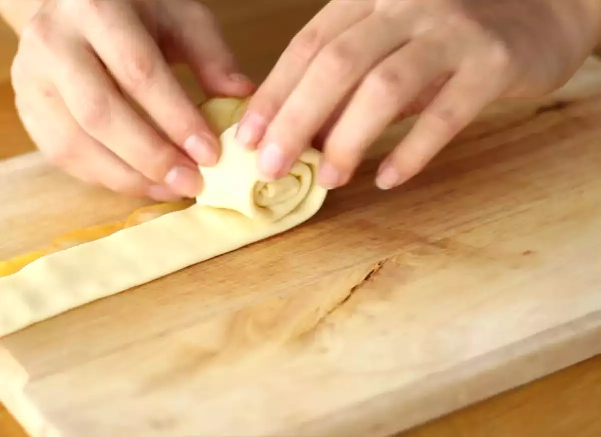 Schritt 4: Falten und rollen, um die Rose zu formen