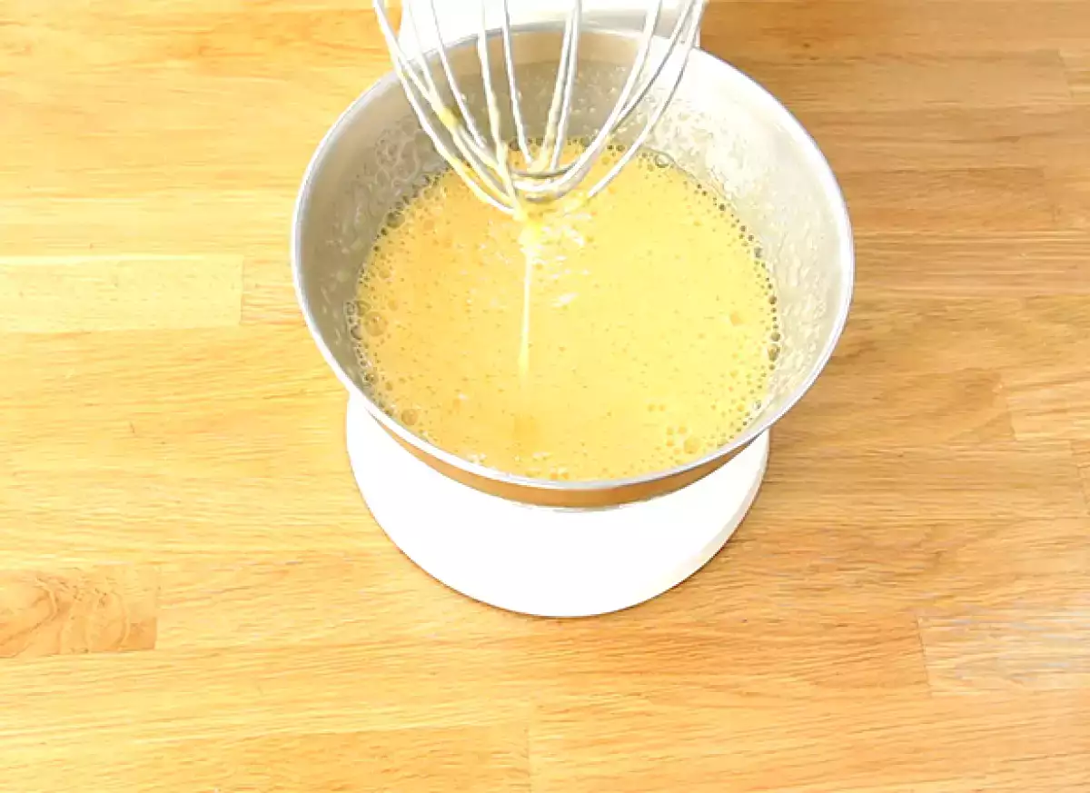 Schritt 1: Eier und Zucker schlagen