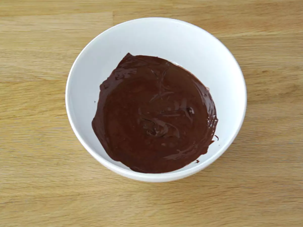 Schritt 1: Die Schokolade hacken und schmelzen