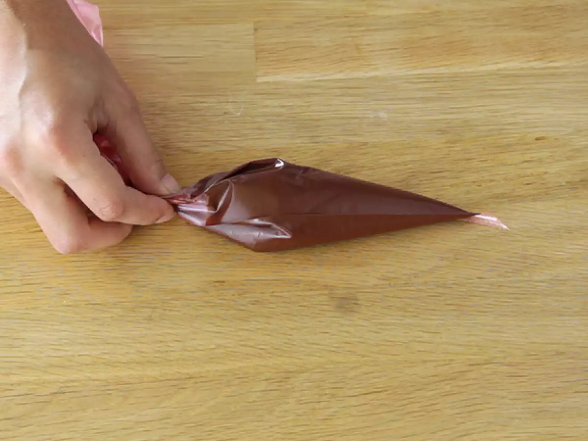 Schritt 2: In einen Spritzbeutel oder einen Gefrierbeutel füllen.