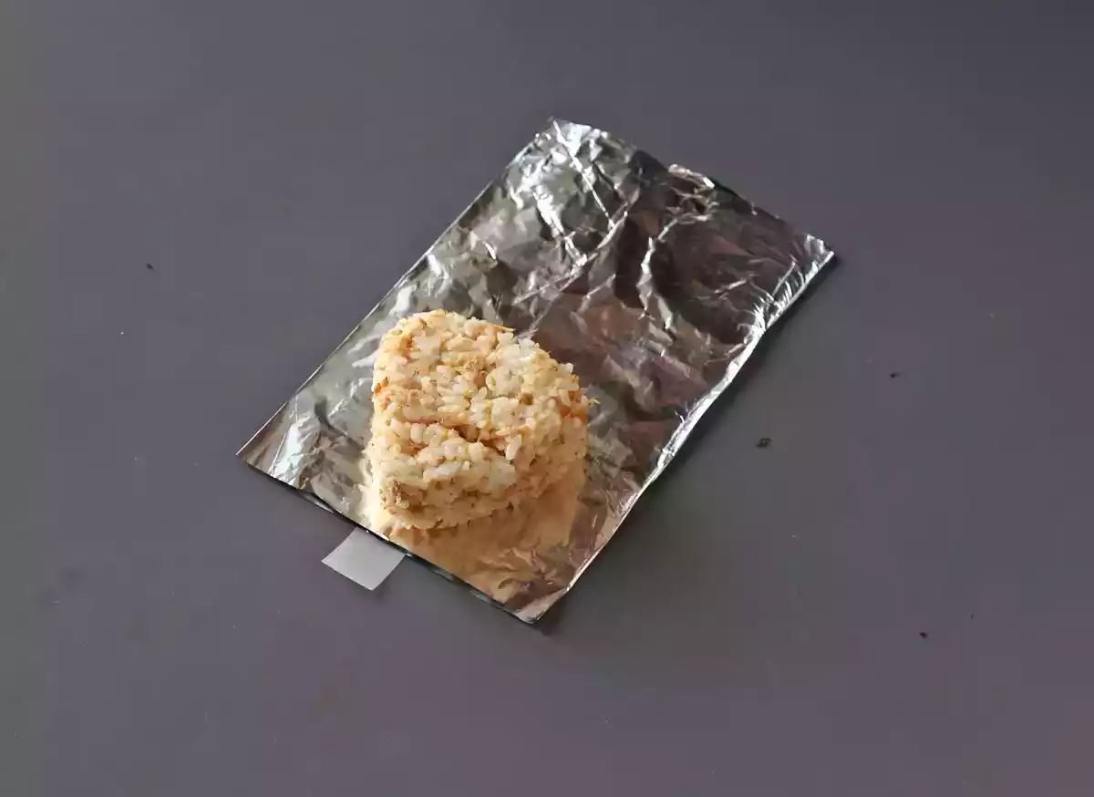 Schritt 5: Onigiri in die Verpackung legen