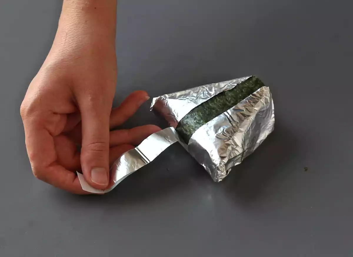 Schritt 8: Öffnen Sie das Onigiri, um es zu genießen.