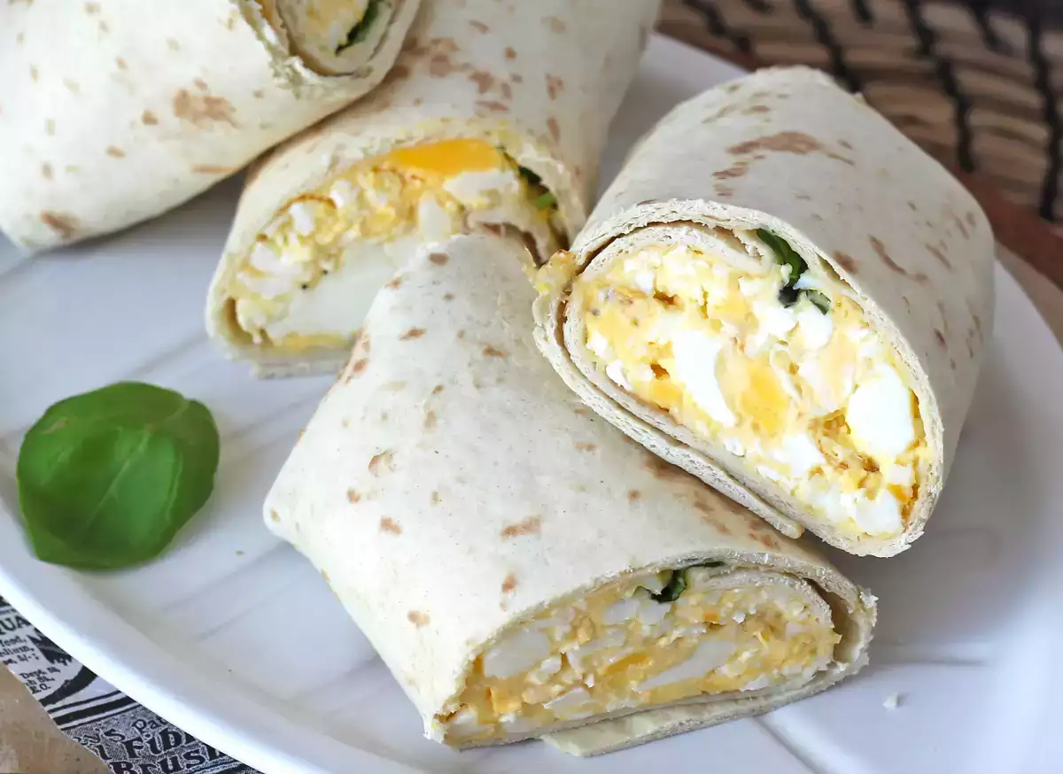 4. Eiweiß-Wrap mit Eiern und Feta-Käse