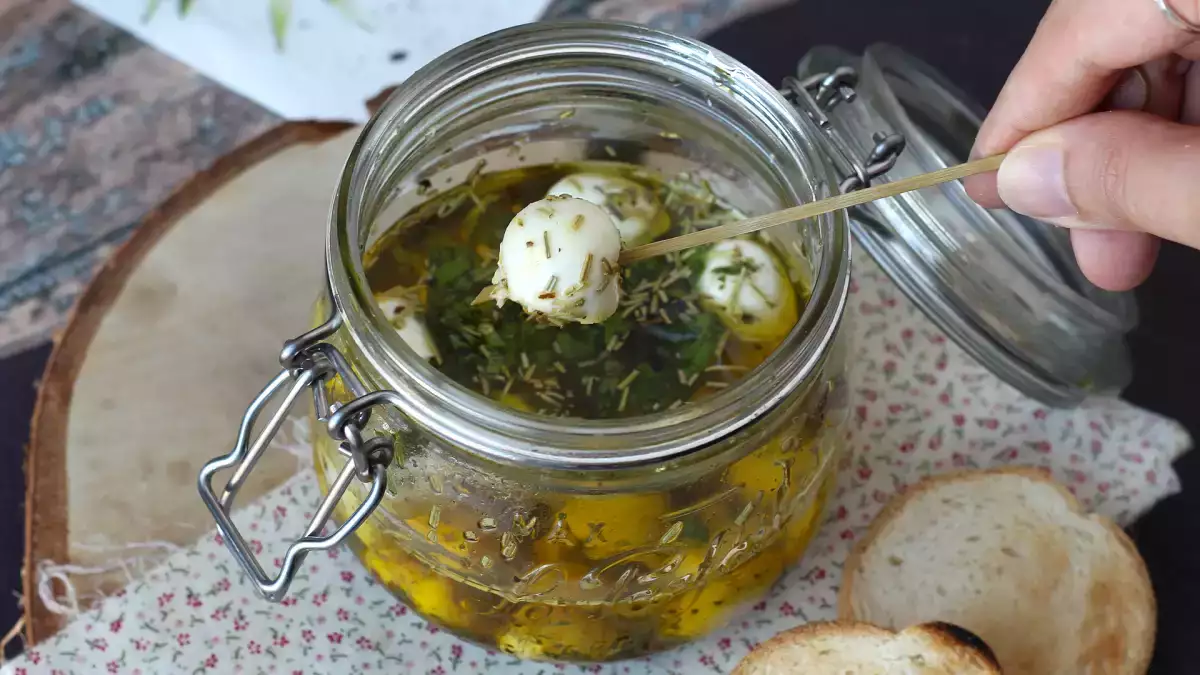 Diese marinierten Mozzarella-Bällchen machen süchtig (und sind vom Tisch verschwunden, bevor Sie blinzeln)