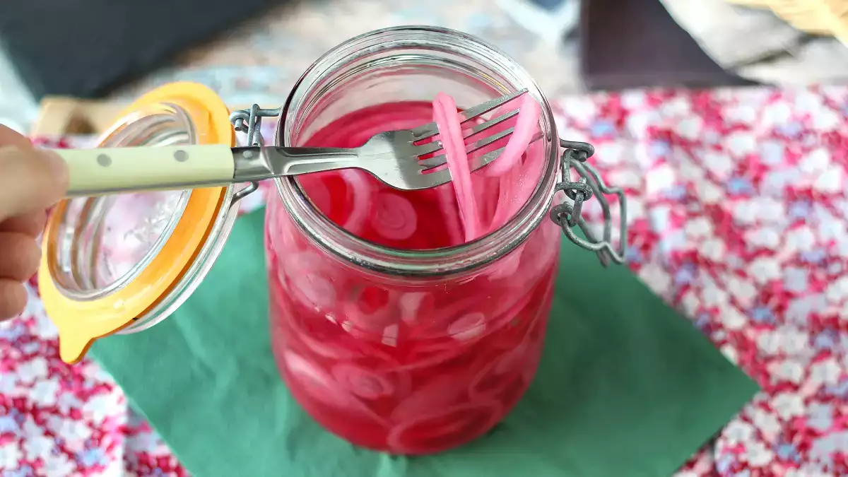 Sie werden nicht glauben, wie einfach es ist, in wenigen Minuten eingelegte Zwiebeln nach Art des Küchenchefs zuzubereiten