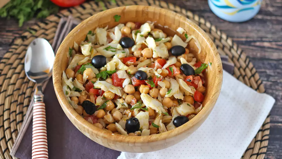 Dieser Kichererbsensalat ist alles, was man an heißen Tagen braucht: erfrischend, schnell und super nahrhaft