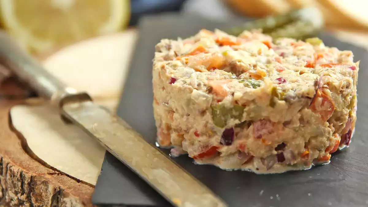 Verwandeln Sie eine Dose Sardinen in eine restauranttaugliche Pastete (einfach, billig und in 5 Minuten fertig)