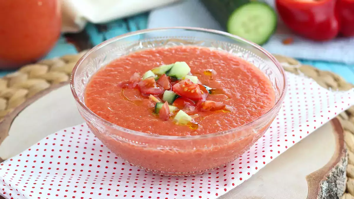 Wenn Sie schon einmal in Spanien waren, haben Sie es bestimmt schon probiert: Hier erfahren Sie, wie Sie eine echte Gazpacho zu Hause in 10 Minuten zubereiten können!