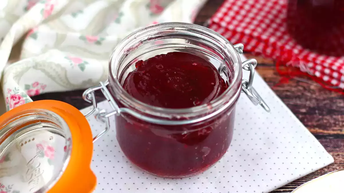 Eine selbstgemachte Pflaumenkonfitüre mit nur drei Zutaten? Ja, das ist möglich und sie ist absolut köstlich!