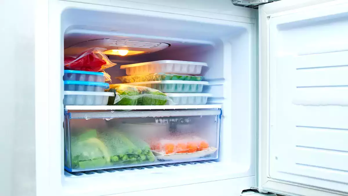 Wenn man vergisst, die Gefrierschranktür offen zu lassen, kann dies zu Gesundheitsrisiken führen. Hier ist der Grund