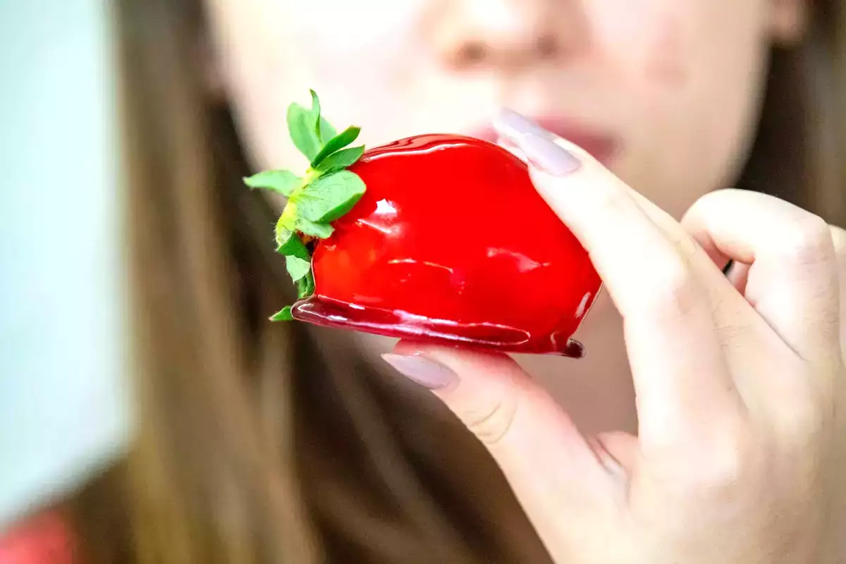 Erdbeerliebe: Das Geheimnis, wie man die Schale zu Hause knusprig und glänzend bekommt