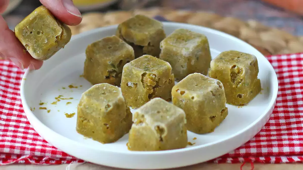 Entdecken Sie, wie man hausgemachte Gewürzwürfel herstellt: natürlich, voller Geschmack und die monatelang im Gefrierschrank haltbar sind.