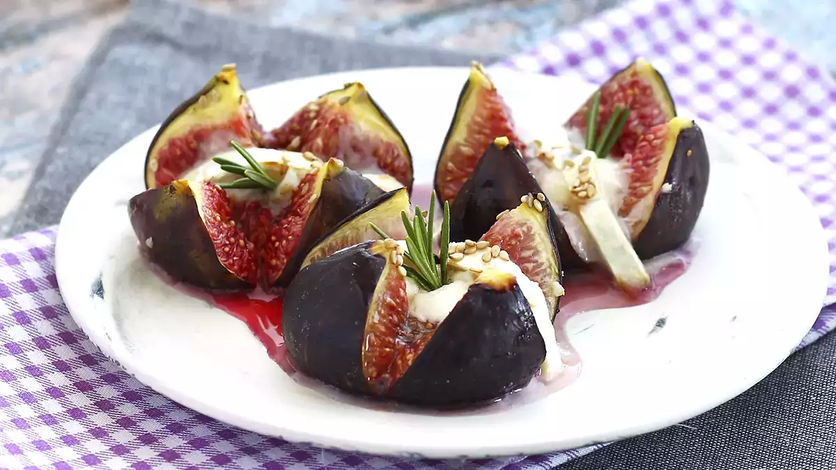 Im September: Feigen aus dem Ofen mit Ziegenkäse und Honig