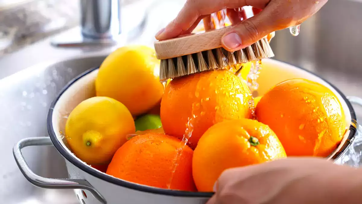 Reiben Sie die Schale von Zitrusfrüchten, ohne sie zu waschen? Hier ist der Grund, warum Sie das falsch machen (auch wenn sie biologisch sind)